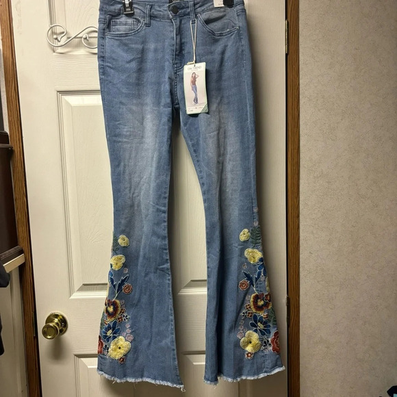 NWT Simple Society Flare Jeans mid rise size 9 juniors